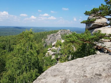 Orman arasında Arakul Shikhan 'ın taş kayaları