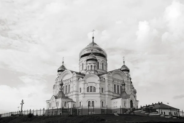 Antiga Pedra Igreja Ortodoxa Cristã Com Cúpulas Douradas — Fotografia de Stock