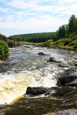 Dağ nehrindeki büyük kayalar.