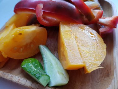 Tabakta taze domates, biber ve salatalık.