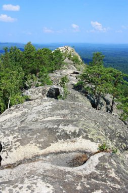 Sibirya Taygası ile çevrili taş sıradağları