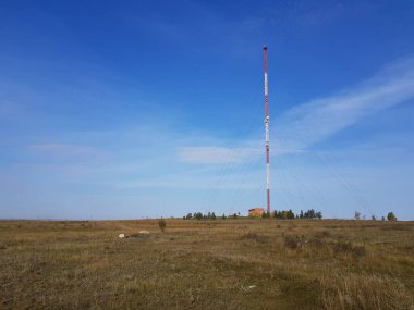 Hücre kulesi tarlada duruyor.