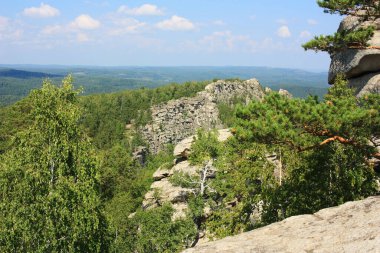 Sibirya Taygası ile çevrili taş sıradağları