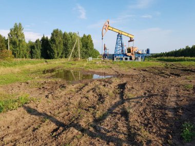 Benzin pompası yerden benzin pompalıyor.