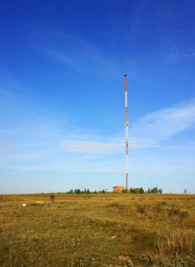 Hücre kulesi sahada duruyor.