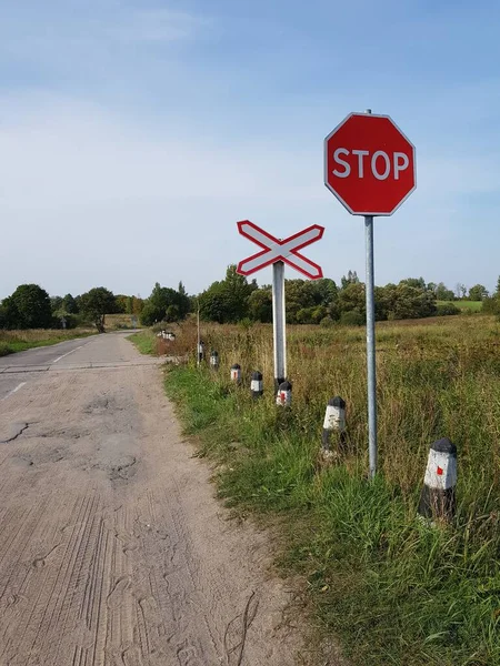 踏切の前で標識を止め — ストック写真