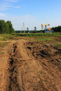 Benzin pompalama birimi yeraltından gaz çıkarıyor.