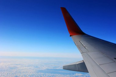 Mavi gökyüzünde uçak kanadı