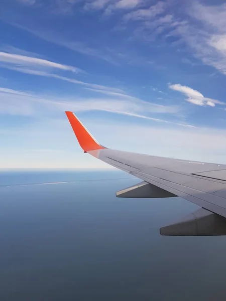 Mavi Gökyüzünde Uçak Kanadı — Stok fotoğraf