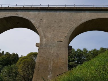 Eski demiryolu köprüsünün taş sütunları