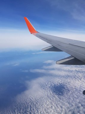 Mavi gökyüzünde uçak kanadı