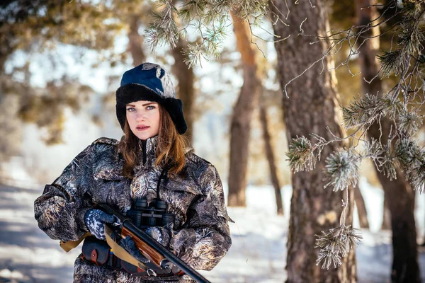 Belo Caçador Terno Camuflagem Caminha Pela Floresta Com Armas Preparando — Fotografia de Stock