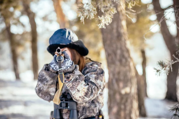 Belo Caçador Terno Camuflagem Caminha Pela Floresta Com Armas Preparando — Fotografia de Stock