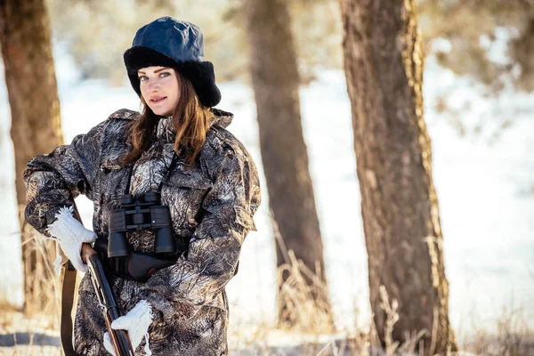 Retrato Una Hermosa Joven Cazadora Bosque Invierno Listo Para Disparo — Foto de Stock