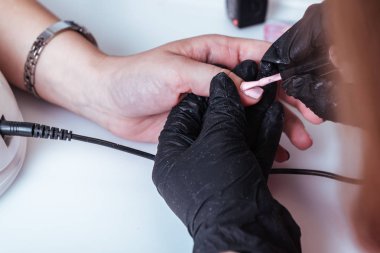 Kadın, manikür ükpüle çiviler. Güzel kadın elinde lüks tırnak tasarımı