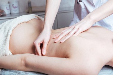 Spa 'da kadın elleri masaj yapıyor