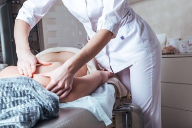 Spa 'da kadın elleri masaj yapıyor