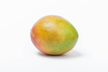 İzole edilmiş beyaz bir arka planda mango meyvesi