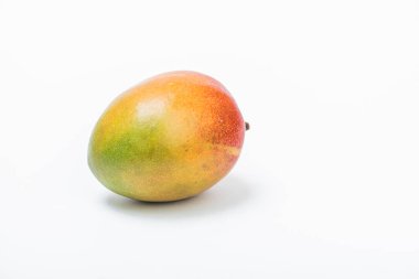 İzole edilmiş beyaz bir arka planda mango meyvesi