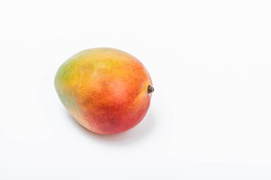 İzole edilmiş beyaz bir arka planda mango meyvesi