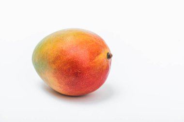 İzole edilmiş beyaz bir arka planda mango meyvesi