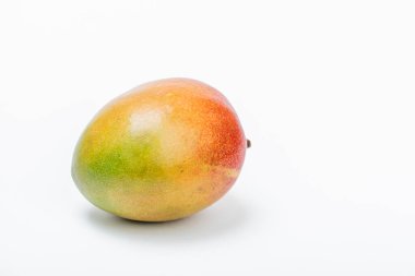 İzole edilmiş beyaz bir arka planda mango meyvesi