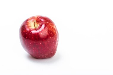 beyaz arka planda kırmızı elma meyvesi izole