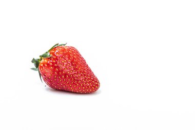 Beyaz arka planda çilek