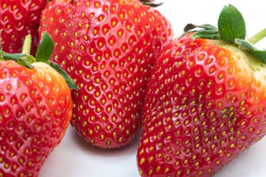 Beyaz arka planda olgun çilekler.