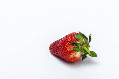 Beyaz arka planda çilek