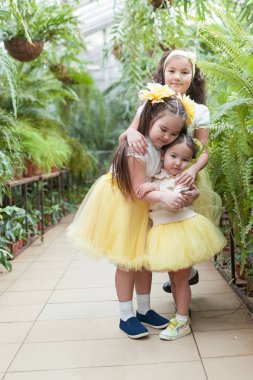Mutlu kız yürüyüş Botanik Bahçe. Sarı etek kızlarda