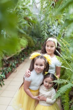 Mutlu kız yürüyüş Botanik Bahçe. Sarı etek kızlarda