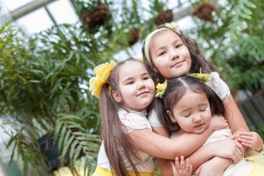Mutlu kız yürüyüş Botanik Bahçe. Sarı etek kızlarda