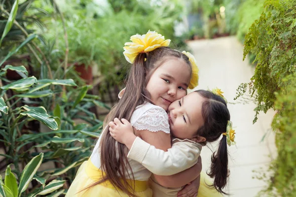 Mutlu kız yürüyüş Botanik Bahçe. Sarı etek kızlarda