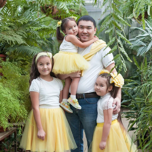 Irmãs Felizes Pai Passeio Jardim Botânico Meninas Saias Amarelas Retrato — Fotografia de Stock