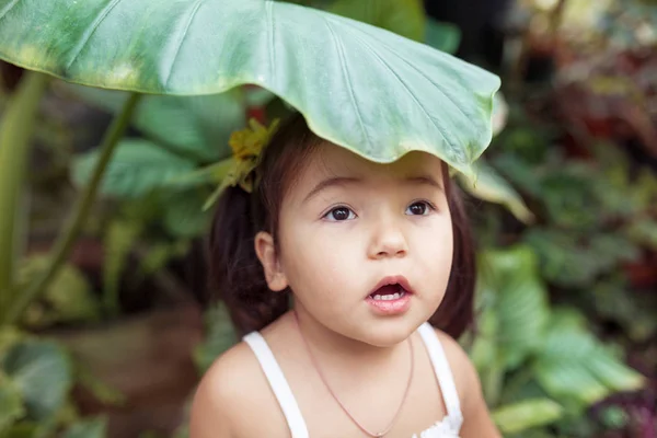 Portret Szczęśliwy Dziewczyna Ogrodzie Botanicznym — Zdjęcie stockowe