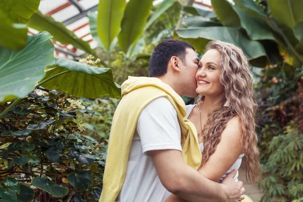 Retrato Casal Bonito Feliz Jardim Botânico — Fotografia de Stock