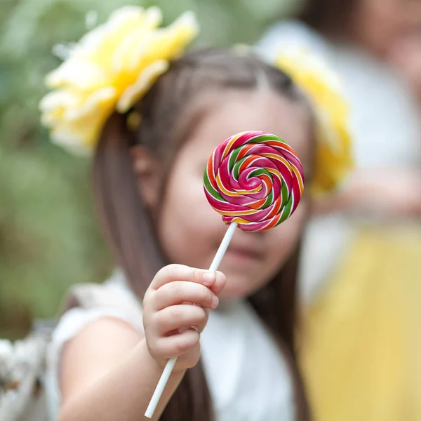 Küçük Kızın Elinde Renkli Lolipop — Stok fotoğraf