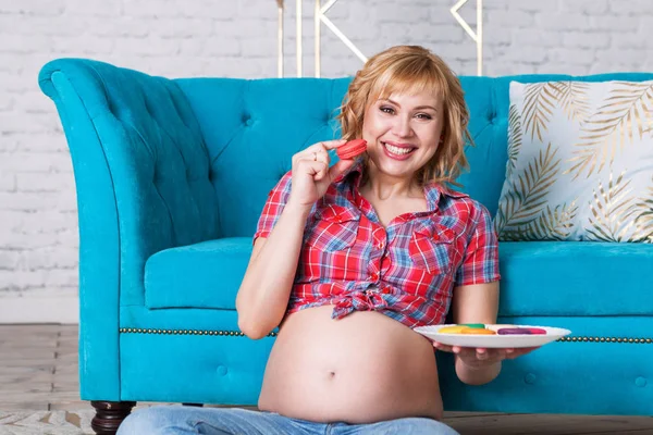 Retrato Una Hermosa Embarazada Mujer Feliz Comiendo Macarrones Interiores —  Fotos de Stock