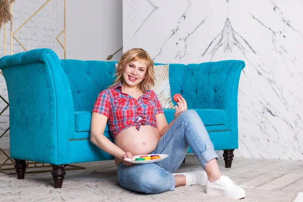 Retrato Una Hermosa Embarazada Mujer Feliz Comiendo Macarrones Interiores —  Fotos de Stock