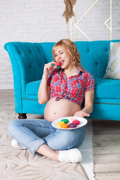 Retrato Una Hermosa Embarazada Mujer Feliz Comiendo Macarrones Interiores —  Fotos de Stock