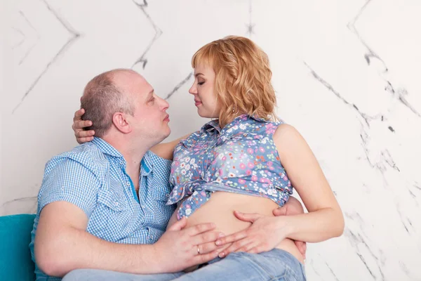 Retrato Pareja Casada Mujer Embarazada Hombre Feliz Están Sentados Sofá —  Fotos de Stock