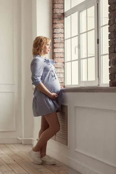 Retrato Mujer Pensativa Chica Embarazada Pie Cerca Ventana Mira Interior —  Fotos de Stock