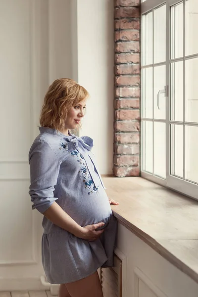 Retrato Mujer Pensativa Chica Embarazada Pie Cerca Ventana Mira Interior —  Fotos de Stock