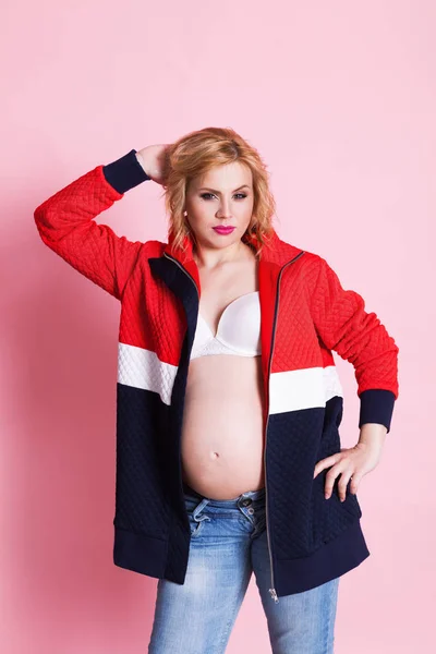 Retrato Hermosa Chica Embarazada Sobre Fondo Rosa Interior — Foto de Stock