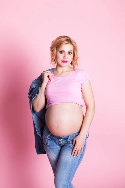 Retrato Hermosa Chica Embarazada Sobre Fondo Rosa Interior —  Fotos de Stock