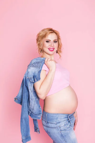 Retrato Hermosa Chica Embarazada Sobre Fondo Rosa Interior —  Fotos de Stock
