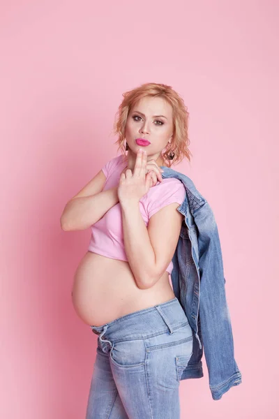 Portret Piękna Dziewczyna Ciąży Różowym Tle Kryty — Zdjęcie stockowe