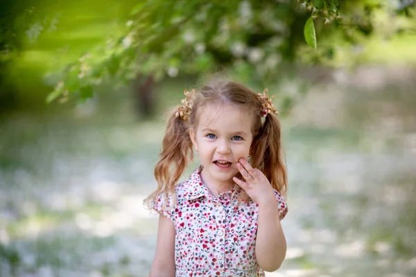 Pequena Menina Bonito Andando Parque Verão Livre — Fotografia de Stock