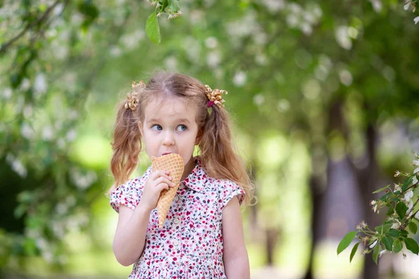 Małe Słodkie Dziewczyny Spaceru Parku Lato Jeść Lody Odkryty — Zdjęcie stockowe